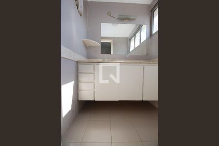 Apartamento à venda com 180m², 3 quartos e 3 vagas Apartamento à venda com 180m², 3 quartos e 3 vagasBanheiro da Suíte 2