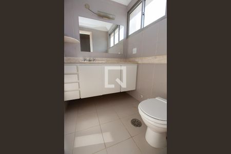 Apartamento à venda com 180m², 3 quartos e 3 vagas Apartamento à venda com 180m², 3 quartos e 3 vagasBanheiro da Suíte 2