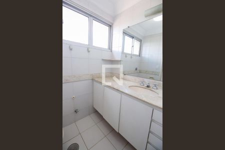 Apartamento à venda com 180m², 3 quartos e 3 vagas Apartamento à venda com 180m², 3 quartos e 3 vagasBanheiro da Suíte 1