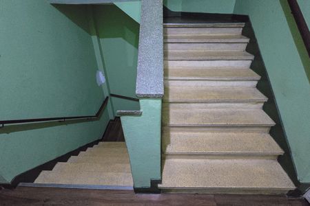 Apartamento à venda com 78m², 2 quartos e 1 vaga Apartamento à venda com 78m², 2 quartos e 1 vagaEscada