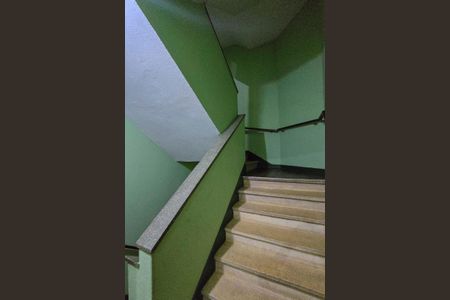 Apartamento à venda com 78m², 2 quartos e 1 vaga Apartamento à venda com 78m², 2 quartos e 1 vagaEscada