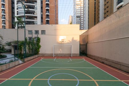 Apartamento à venda com 247m², 4 quartos e 4 vagas Apartamento à venda com 247m², 4 quartos e 4 vagasÁrea comum - Quadra Poliesportiva