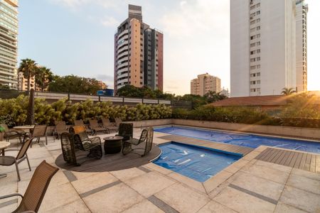 Apartamento à venda com 247m², 4 quartos e 4 vagas Apartamento à venda com 247m², 4 quartos e 4 vagasÁrea comum - Piscina