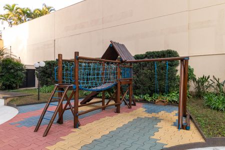 Apartamento à venda com 247m², 4 quartos e 4 vagas Apartamento à venda com 247m², 4 quartos e 4 vagasÁrea comum - Playground