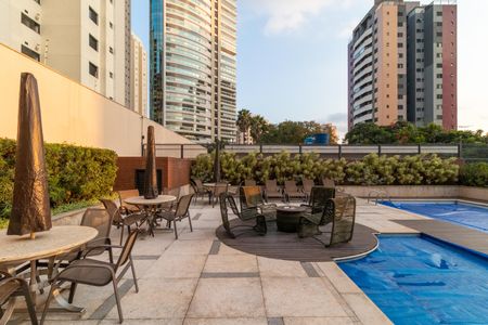 Apartamento à venda com 247m², 4 quartos e 4 vagas Apartamento à venda com 247m², 4 quartos e 4 vagasÁrea comum - Piscina