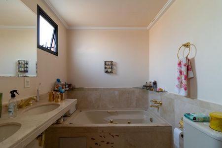 Apartamento à venda com 247m², 4 quartos e 4 vagas Apartamento à venda com 247m², 4 quartos e 4 vagasBanheiro da Suíte 3