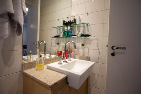 Apartamento à venda com 179m², 4 quartos e 3 vagas Apartamento à venda com 179m², 4 quartos e 3 vagasBanheiro da Suíte 2