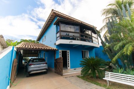 Casa à venda com 207m², 4 quartos e 4 vagas Casa à venda com 207m², 4 quartos e 4 vagasFachada
