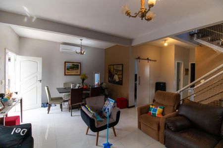 Casa à venda com 207m², 4 quartos e 4 vagas Casa à venda com 207m², 4 quartos e 4 vagasSala