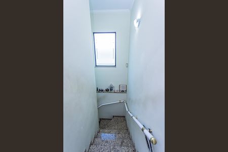 Casa à venda com 168m², 4 quartos e 4 vagas Casa à venda com 168m², 4 quartos e 4 vagasEscada