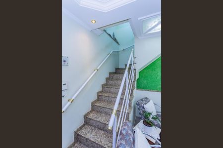 Casa à venda com 168m², 4 quartos e 4 vagas Casa à venda com 168m², 4 quartos e 4 vagasEscada