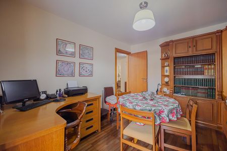 Casa à venda com 316m², 4 quartos e 4 vagasEscritório