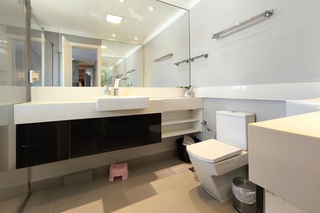 Apartamento à venda com 246m², 4 quartos e 3 vagasBanheiro da Suíte 1