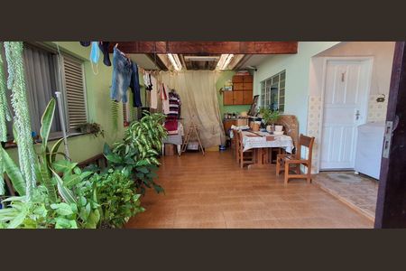 Casa à venda com 285m², 4 quartos e 5 vagas Casa à venda com 285m², 4 quartos e 5 vagasQuintal