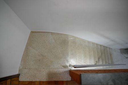 Casa à venda com 170m², 3 quartos e 2 vagasEscada