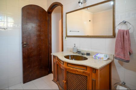 Casa à venda com 170m², 3 quartos e 2 vagasBanheiro - Suite