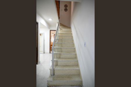 Casa à venda com 170m², 3 quartos e 2 vagasEscada