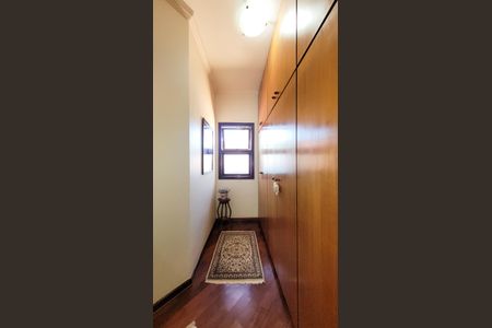 Casa de condomínio à venda com 630m², 5 quartos e 6 vagas Casa de condomínio à venda com 630m², 5 quartos e 6 vagasQuarto 3 - Closet