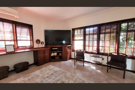 Casa de condomínio à venda com 630m², 5 quartos e 6 vagas Casa de condomínio à venda com 630m², 5 quartos e 6 vagasSala de TV