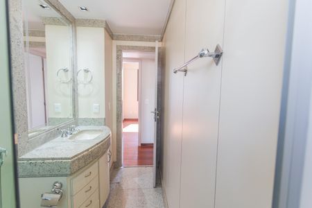 Apartamento à venda com 158m², 4 quartos e 2 vagas Apartamento à venda com 158m², 4 quartos e 2 vagasBanheiro Social