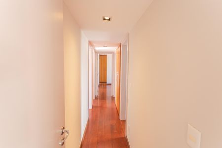 Apartamento à venda com 158m², 4 quartos e 2 vagas Apartamento à venda com 158m², 4 quartos e 2 vagasCorredor