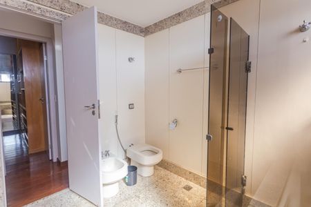 Apartamento à venda com 158m², 4 quartos e 2 vagas Apartamento à venda com 158m², 4 quartos e 2 vagasBanheiro da Suíte