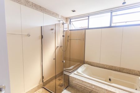 Apartamento à venda com 158m², 4 quartos e 2 vagas Apartamento à venda com 158m², 4 quartos e 2 vagasBanheiro da Suíte