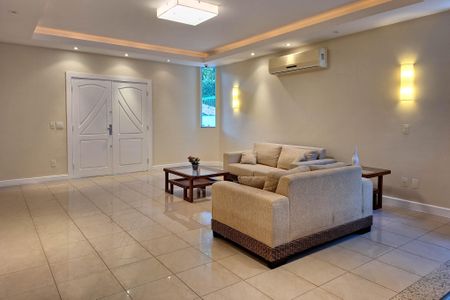 Casa à venda com 334m², 4 quartos e 3 vagas Casa à venda com 334m², 4 quartos e 3 vagasSala 1
