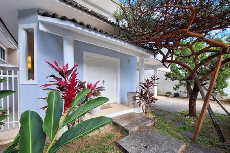 Casa à venda com 334m², 4 quartos e 3 vagas Casa à venda com 334m², 4 quartos e 3 vagasÁrea comum