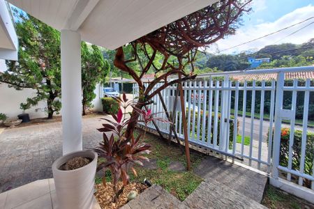 Casa à venda com 334m², 4 quartos e 3 vagas Casa à venda com 334m², 4 quartos e 3 vagasÁrea comum