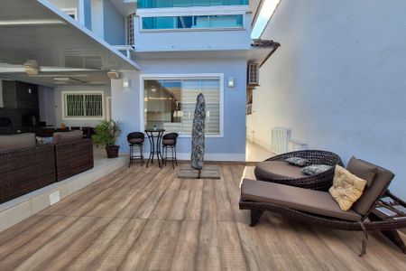 Casa à venda com 334m², 4 quartos e 3 vagas Casa à venda com 334m², 4 quartos e 3 vagasÁrea comum