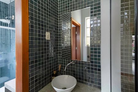 Casa à venda com 250m², 3 quartos e 2 vagas Casa à venda com 250m², 3 quartos e 2 vagasBanheiro social