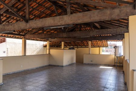 Casa à venda com 250m², 3 quartos e 2 vagas Casa à venda com 250m², 3 quartos e 2 vagasTerraço