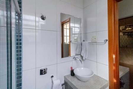 Casa à venda com 250m², 3 quartos e 2 vagas Casa à venda com 250m², 3 quartos e 2 vagasBanheiro social