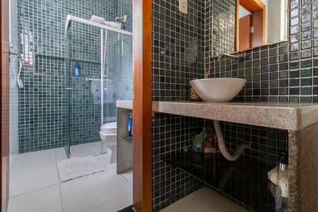 Casa à venda com 250m², 3 quartos e 2 vagas Casa à venda com 250m², 3 quartos e 2 vagasBanheiro social