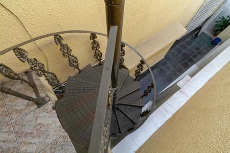 Casa à venda com 250m², 3 quartos e 2 vagas Casa à venda com 250m², 3 quartos e 2 vagasEscada