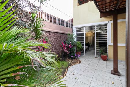 Casa à venda com 250m², 3 quartos e 2 vagas Casa à venda com 250m², 3 quartos e 2 vagasEntrada