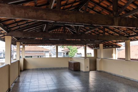 Casa à venda com 250m², 3 quartos e 2 vagas Casa à venda com 250m², 3 quartos e 2 vagasTerraço