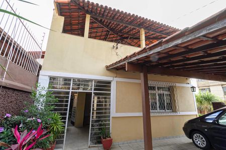 Casa à venda com 250m², 3 quartos e 2 vagas Casa à venda com 250m², 3 quartos e 2 vagasFachada
