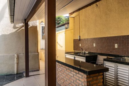 Casa à venda com 250m², 3 quartos e 2 vagas Casa à venda com 250m², 3 quartos e 2 vagasChurrasqueira