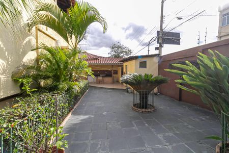 Casa à venda com 250m², 3 quartos e 2 vagas Casa à venda com 250m², 3 quartos e 2 vagasQuintal