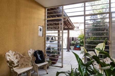 Casa à venda com 250m², 3 quartos e 2 vagas Casa à venda com 250m², 3 quartos e 2 vagasEntrada