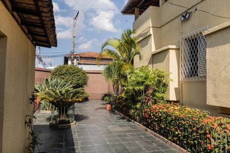 Casa à venda com 250m², 3 quartos e 2 vagas Casa à venda com 250m², 3 quartos e 2 vagasQuintal