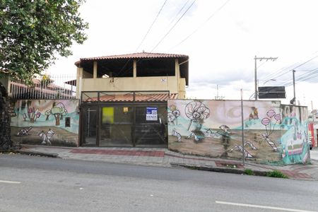 Casa à venda com 250m², 3 quartos e 2 vagas Casa à venda com 250m², 3 quartos e 2 vagasFachada