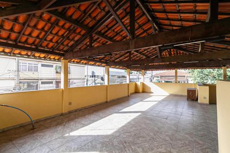 Casa à venda com 250m², 3 quartos e 2 vagas Casa à venda com 250m², 3 quartos e 2 vagasTerraço