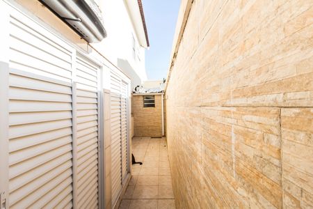 Casa de condomínio à venda com 390m², 4 quartos e 2 vagas Casa de condomínio à venda com 390m², 4 quartos e 2 vagasCorredor Externa