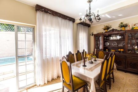 Casa de condomínio à venda com 390m², 4 quartos e 2 vagas Casa de condomínio à venda com 390m², 4 quartos e 2 vagasSala de Jantar