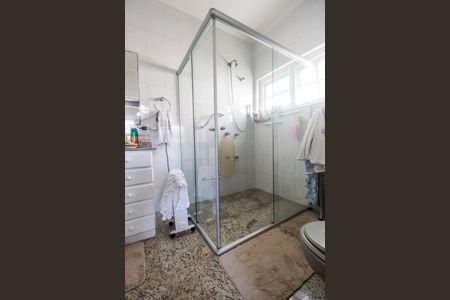 Casa de condomínio à venda com 390m², 4 quartos e 2 vagas Casa de condomínio à venda com 390m², 4 quartos e 2 vagasBanheiro da Suíte 1