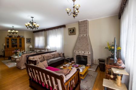 Casa de condomínio à venda com 390m², 4 quartos e 2 vagas Casa de condomínio à venda com 390m², 4 quartos e 2 vagasSala de TV