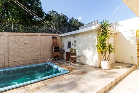 Casa de condomínio à venda com 390m², 4 quartos e 2 vagas Casa de condomínio à venda com 390m², 4 quartos e 2 vagasVista da Sala de TV